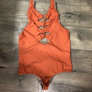 Lihing Mui Acacia one piece